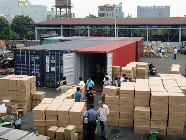dong-hang-vao-container